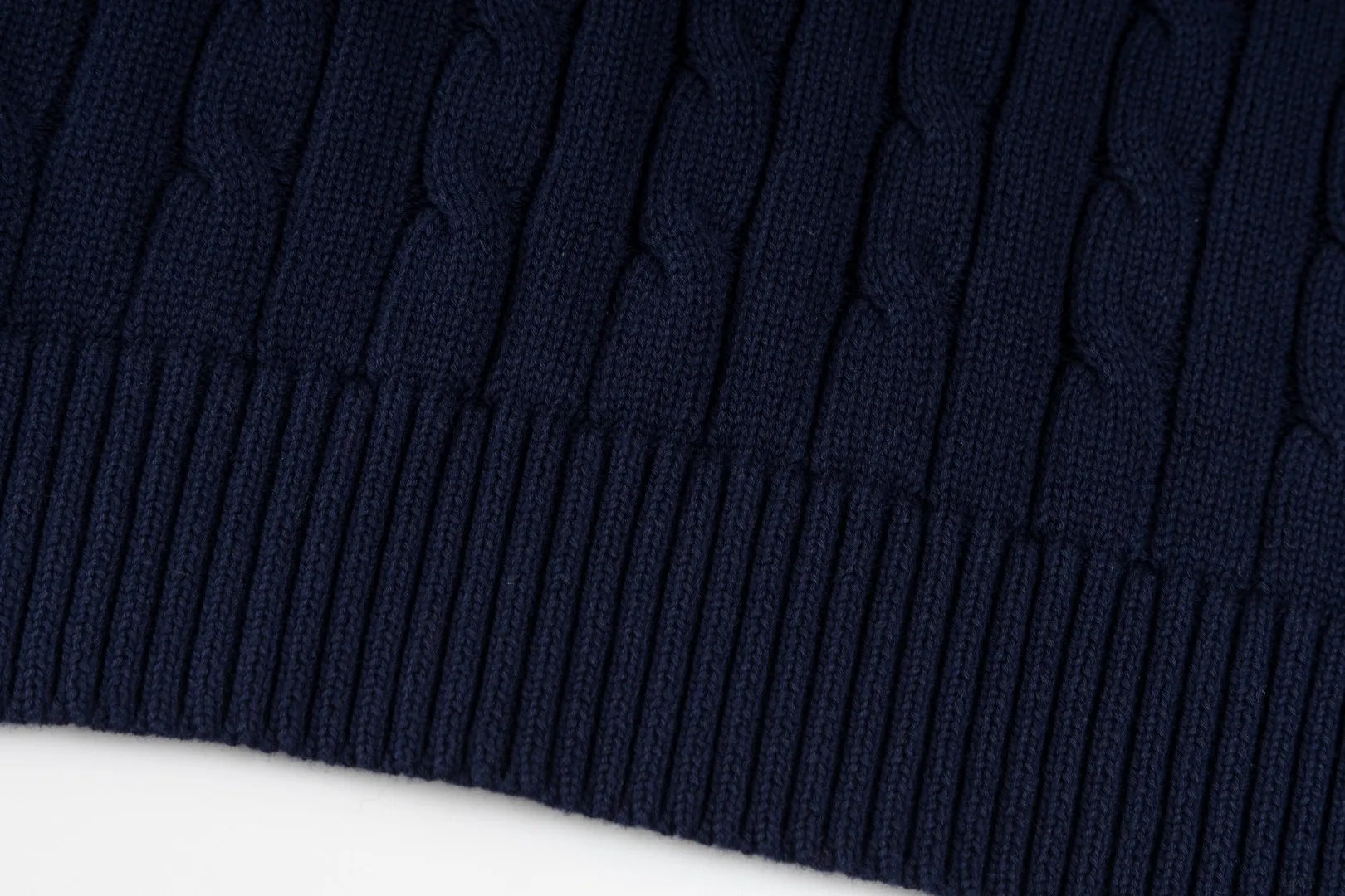 P210 #R90 RALPH LAUREN Thirteen colors of Ralph Lauren classic small label embroidery V-neck pullover cable cardigan sweater women's top, high-density LOGO embroidery on the chest, original customization of tag accessories. Made of pure cotton yarn, pure cotton is skin-friendly and comfortable, small label war horse embroidered twist button V-neck sweater🐎High quality, follow the blogger to learn how to wear it! Let’s buy a Ralph Lauren cable sweater. It’s a super hard-to-find series after it became popular. It’s hard to find one on the official website. It’s simple and practical to wear, with a lazy and loose feel. The thickened fabric has more texture, feels soft and delicate, and has a loose fit. Whether worn alone or layered, you can wear different styles of fashion with just one piece!   Size： Sleeve length: 60/61/62/63
